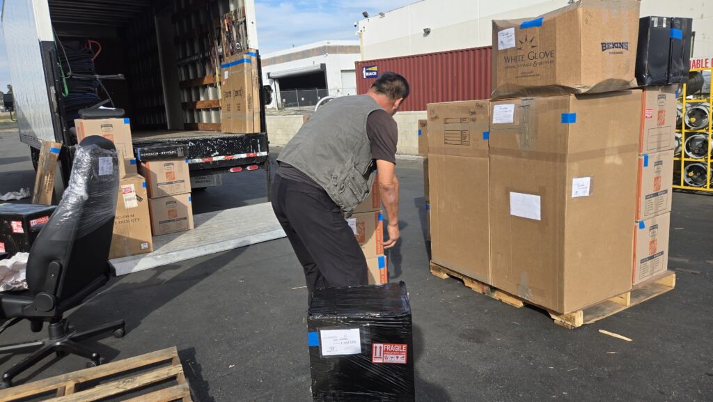 美国圣地牙哥海运集装箱搬家到中国上海，美国海运集装箱报价美金$2500元，国内清关价格人民币4500元，美国海运价格$300/CBM，任何海运回国问题推荐咨询Ship2China国际搬家公司