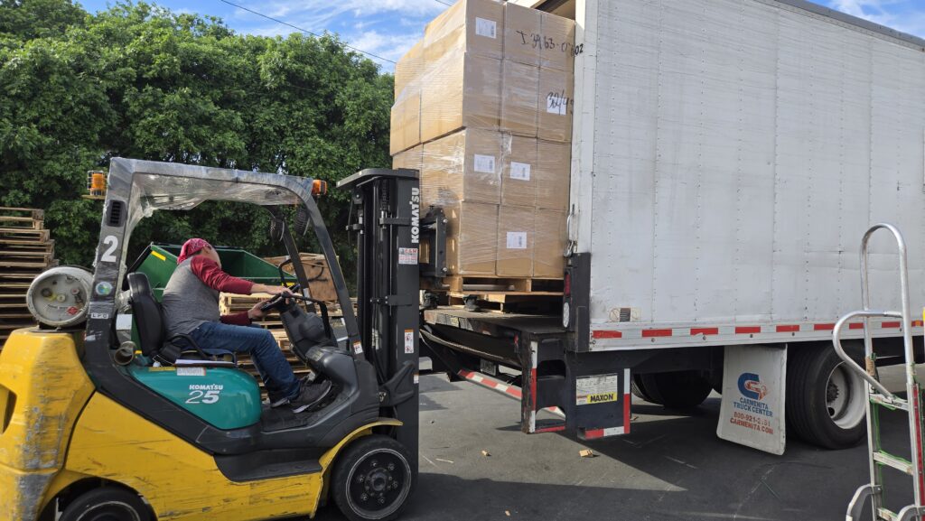 美国圣地牙哥海运集装箱搬家到中国上海，美国海运集装箱报价美金$2500元，国内清关价格人民币4500元，美国海运价格$300/CBM，任何海运回国问题推荐咨询Ship2China国际搬家公司